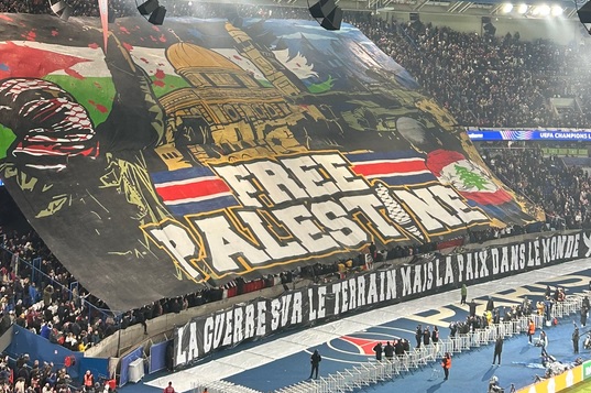 Gara-Gara Timnas Prancis Bakal Jumpa Israel, Spanduk Besar Free Palestine Berkibar di Laga PSG vs Atletico Madrid