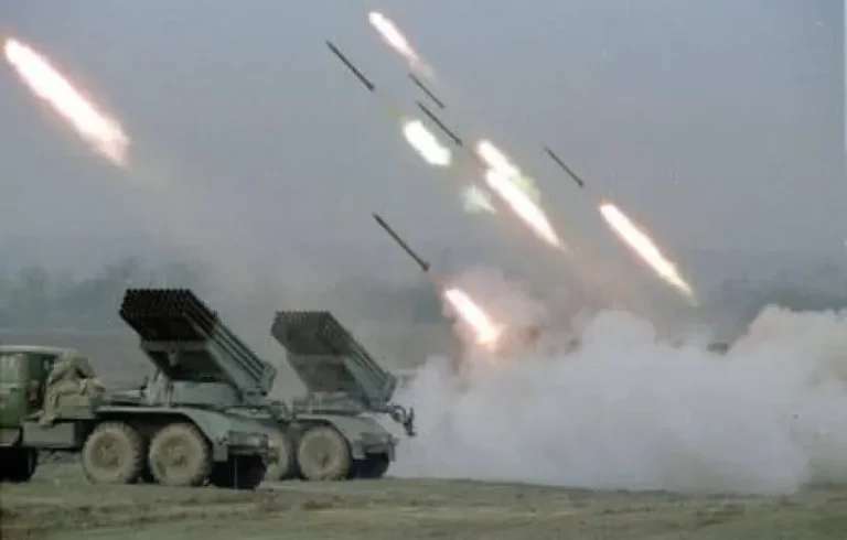 Perdana! Salvo Roket Hizbullah Hantam Pangkalan AU Israel, Houthi Bombardir Kapal Induk AS