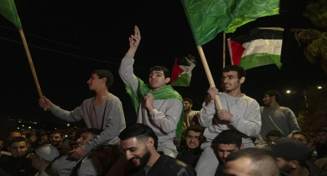 6561d27a6529b-warga-gaza-merayakan-pembebasan-tahanan-palestina-dari-penjara-israel_1265_711